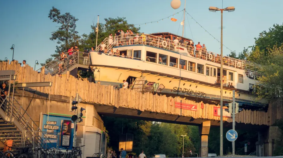 Le fameux bateau sur un pont à Munich