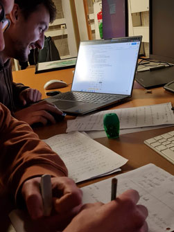 Esteban et Bastien entrain de faire l'analyse