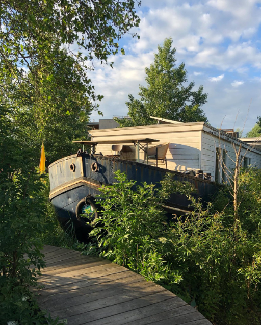 Bateau dans un parc